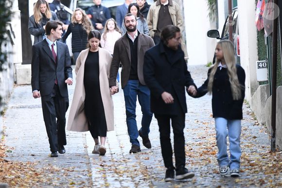 Aurélien Enthoven, Louis Sarkozy et sa femme Natali Husic enceinte, Jean Sarkozy, Giulia Sarkozy - Le clan Sarkozy à la sortie du domicile de Nicolas Sarkozy domicile parisien avant son incarcération à la prison de La Santé à Paris, France, le 21 octobre 2025. Nicolas Sarkozy purgera une peine de cinq ans de prison après avoir été reconnu coupable d'association de malfaiteurs en lien avec un projet de financement de la campagne électorale de 2007 de l'ancien dictateur libyen Mouammar Kadhafi. Nicolas Sarkozy, qui a connu de nombreux ennuis judiciaires depuis sa défaite à la réélection en 2012, sera incarcéré le 21 octobre 2025 pour un projet visant à obtenir des fonds libyens pour sa campagne présidentielle victorieuse de 2007, devenant ainsi le premier ancien dirigeant d'un pays de l'Union européenne à purger une peine de prison. L'ancien dirigeant français a fait appel du verdict et dénoncé une "injustice". © Bestimage