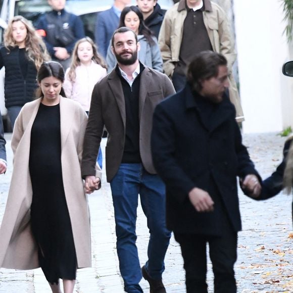 Aurélien Enthoven, Louis Sarkozy et sa femme Natali Husic enceinte, Jean Sarkozy, Giulia Sarkozy - Le clan Sarkozy à la sortie du domicile de Nicolas Sarkozy domicile parisien avant son incarcération à la prison de La Santé à Paris, France, le 21 octobre 2025. Nicolas Sarkozy purgera une peine de cinq ans de prison après avoir été reconnu coupable d'association de malfaiteurs en lien avec un projet de financement de la campagne électorale de 2007 de l'ancien dictateur libyen Mouammar Kadhafi. Nicolas Sarkozy, qui a connu de nombreux ennuis judiciaires depuis sa défaite à la réélection en 2012, sera incarcéré le 21 octobre 2025 pour un projet visant à obtenir des fonds libyens pour sa campagne présidentielle victorieuse de 2007, devenant ainsi le premier ancien dirigeant d'un pays de l'Union européenne à purger une peine de prison. L'ancien dirigeant français a fait appel du verdict et dénoncé une "injustice". © Bestimage