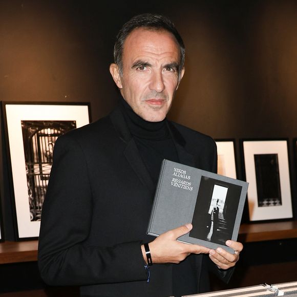 Exclusif - Nikos Aliagas - Séance de signature du livre de photos "Nikos Aliagas Regards vénitiens”" à la librairie-galerie La Hune YellowKorner à Paris, France, le 7 décembre 2023. Ce livre fait suite à l'exposition Nikos Alingas Regards Vénitieus présentée au Palazzo Vendramin Grimani à Venise par la Fondazione dell'Albero d'Oro du 4 février au 26 novembre 2023. © Coadic Guirec/Bestimage
