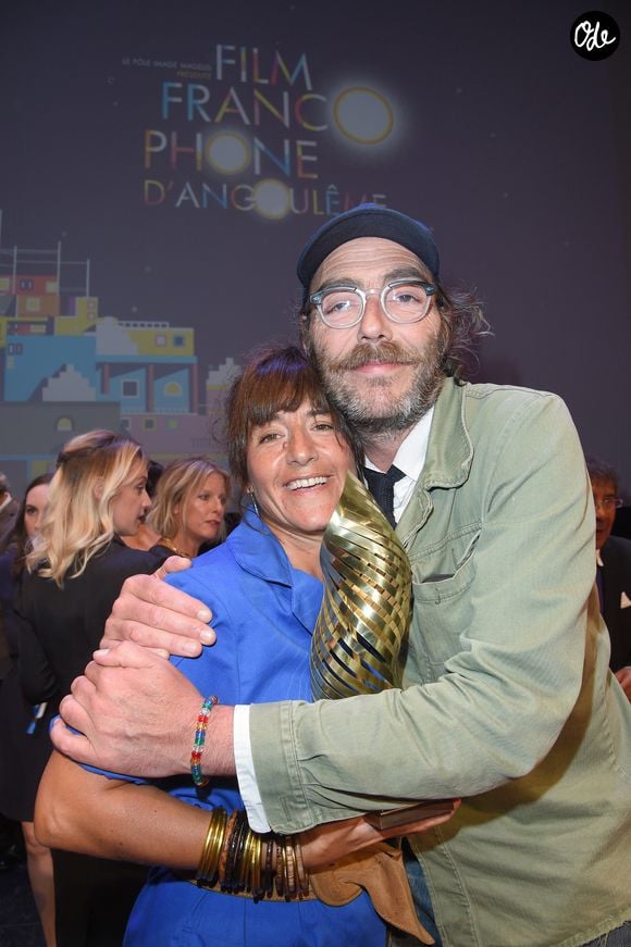 Philippe Rebbot (réalisateur) et Romane Bohringer (réalisatrice) avec le Valois Canal+ du public pour le film "L'Amour Flou" lors de la clôture de la 11ème édition du festival du Film Francophone d'Angoulême, France, le 26 août 2018. © Coadic Guirec/Bestimage