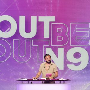 Comme dans son précédent programme, il est entouré par de nombreux chroniqueurs et donne son avis sur l'actualité. 

Cyril Hanouna, sur le plateau de  TBT9 présenté par C.Hanouna, et diffusé en direct sur W9, Paris, France, le 15 octobre 2025. © Jack Tribeca / Bestimage