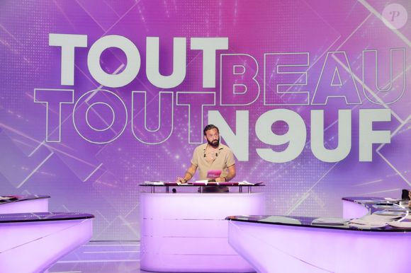 Comme dans son précédent programme, il est entouré par de nombreux chroniqueurs et donne son avis sur l'actualité. 

Cyril Hanouna, sur le plateau de  TBT9 présenté par C.Hanouna, et diffusé en direct sur W9, Paris, France, le 15 octobre 2025. © Jack Tribeca / Bestimage