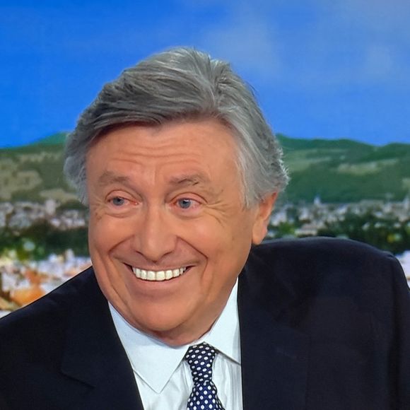 En moyenne, l’édition estivale d’Ithurburu a réuni 4,74 millions de fidèles, dépassant les scores de l’été précédent avec Jacques Legros. 

Jacques Legros présente son dernier JT de 13 heures en sa qualité de joker pendant près de 26 ans sur TF1, le 9 mai 2025. Emu aux larmes, le journaliste a passé le relais à Isabelle Ithurburu, qui sera à partir de mi-juillet 2025. 
© Agence via Bestimage