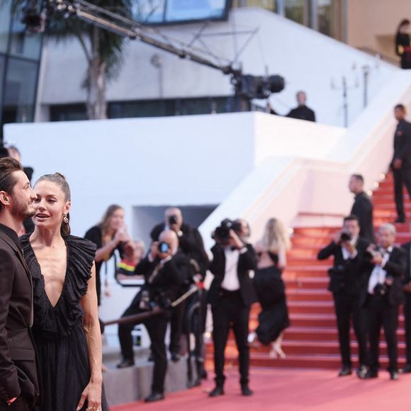 Pierre Niney et sa femme Natasha Andrews à la montée des marches du film "Mascarade" lors du 75ème Festival International du Film de Cannes, France, le 27 mai 2022. © Rachid Bellak/Bestimage