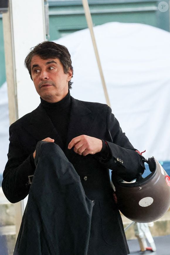 Avec deux associés, il obtient la franchise française de Miniso et ouvre près de 30 boutiques.

Ariel Wizman à la sortie des obsèques de l'ancien ministre de la Culture Frédéric Mitterrand en l'Église Saint-Thomas d'Aquin à Paris. Le 26 mars 2024. © Moreau-Jacovides / Bestimage