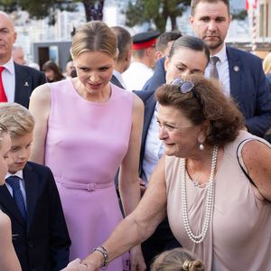 La famille est allée à la rencontre du peuple monégasque

Le Prince Albert II et la Princesse Charlène de Monaco, S.A.S. le Prince Jacques et S.A.S. la Princesse Gabriella traversent la foule pour saluer les Monégasques venus fêter leur Prince sur la place du Palais, à Monaco, le 19 juillet 2025, dans le cadre des célébrations du 20e anniversaire du règne du Prince Albert II de Monaco. © Olivier Huitel/Pool Monaco/Bestimage