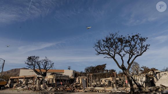 Donald Trump survole le quartier ravagé par les incendies de Pacific Palisades à bord de l'hélicoptère présidentiel Marine One à Los Angeles.