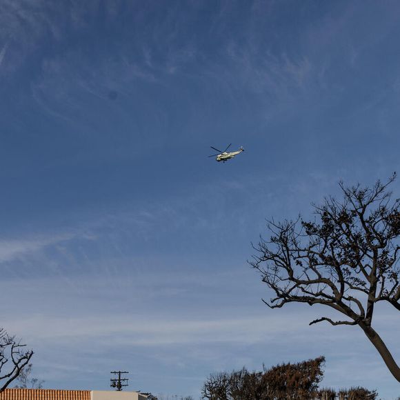 Donald Trump survole le quartier ravagé par les incendies de Pacific Palisades à bord de l'hélicoptère présidentiel Marine One à Los Angeles.