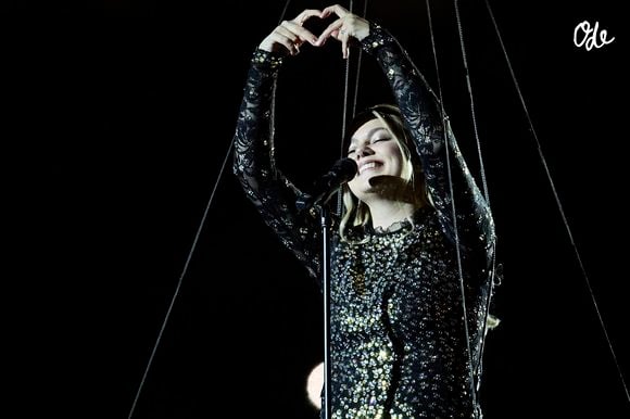 Louane au Stade de France à la mi-temps du match du Tournoi des Six Nations opposant la France à l'Écosse, à Saint-Denis, le 15 mars 2025. © Cyril Moreau/Bestimage
