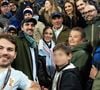 Sa compagne Iris Mittanaere a été aperçue dans les gradins aux côtés des membres de sa famille, dont son frère et sa mère. 

Exclusif - Antoine Dupont, Iris Mittenaere, Clément, frère d'A.Dupont, Marie-Pierre Galès, mère de A.Dupont lors du match de rugby du Tournoi des Six Nations France contre Angleterre au Stade de France à Saint-Denis le 14 mars 2026. © AGENCE / BESTIMAGE