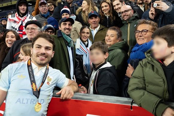 Sa compagne Iris Mittanaere a été aperçue dans les gradins aux côtés des membres de sa famille, dont son frère et sa mère. 

Exclusif - Antoine Dupont, Iris Mittenaere, Clément, frère d'A.Dupont, Marie-Pierre Galès, mère de A.Dupont lors du match de rugby du Tournoi des Six Nations France contre Angleterre au Stade de France à Saint-Denis le 14 mars 2026. © AGENCE / BESTIMAGE