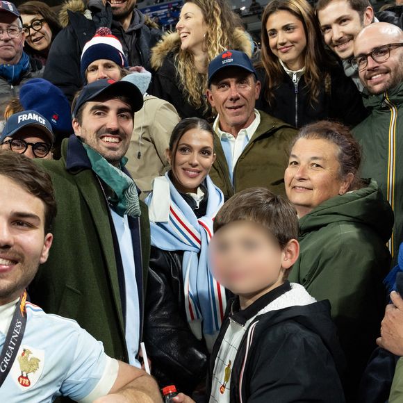 Sa compagne Iris Mittanaere a été aperçue dans les gradins aux côtés des membres de sa famille, dont son frère et sa mère. 

Exclusif - Antoine Dupont, Iris Mittenaere, Clément, frère d'A.Dupont, Marie-Pierre Galès, mère de A.Dupont lors du match de rugby du Tournoi des Six Nations France contre Angleterre au Stade de France à Saint-Denis le 14 mars 2026. © AGENCE / BESTIMAGE