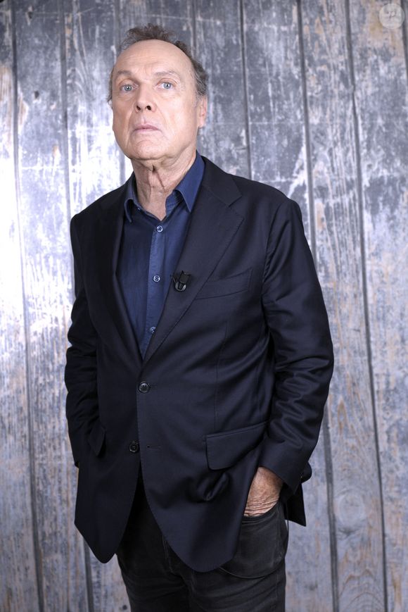 Des franches confidences qui toucheront à coup sûr ses admirateurs de la première heure...

Exclusif - Portrait de Julien Lepers lors de l'enregistrement de l'émission "Chez Jordan de Luxe" à Paris. Le 8 octobre 2024 © Cédric Perrin / Bestimage