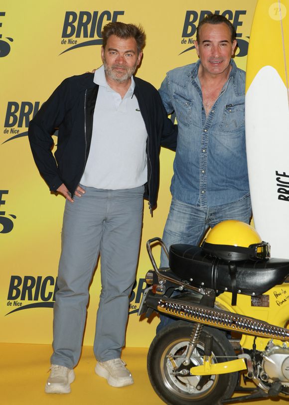 Clovis Cornillac et Jean Dujardin lors de la projection spéciale pour célébrer les 20 ans de Brice de Nice en présence de l'équipe du film au Grand Rex à Paris, France, le 6 avril 2025. © Coadic Guirec/Bestimage
