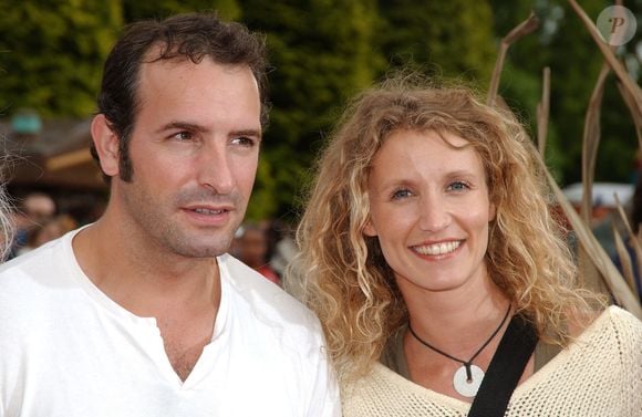 Les acteurs français Alexandra Lamy et Jean Dujardin assistent à la première française de la comédie musicale -King's lion- à Eurodisney Resort à Marne La Vallée-France le 26 juin 2004. Photo par Bruno Klein/ABACA.