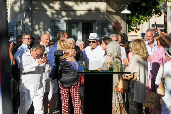 Exclusif - Enrico Macias, Jean-Marie Bigard, Caroline Barclay - Personnalités à l'exposition photographique de Paris Match "Eddie Barclay — Saint-Tropez, le sens de la fête !" place Blanqui à Saint-Tropez le 11 juillet 2025.

© Eternity / Bestimage