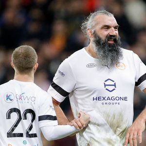 Sébastien Chabal et Michou lors du match de gala opposant les Légendes au RC Lens au stade Bollaert-Delelis, le 31 octobre 2023 à Lens, en France. Photo de Baptiste Paquot/ABACAPRESS.COM