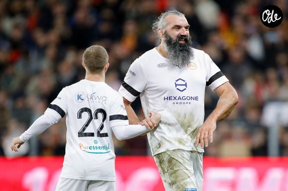 Sébastien Chabal et Michou lors du match de gala opposant les Légendes au RC Lens au stade Bollaert-Delelis, le 31 octobre 2023 à Lens, en France. Photo de Baptiste Paquot/ABACAPRESS.COM