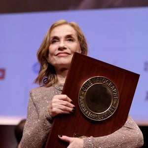 Isabelle Huppert pendant la cérémonie de remise du prix lumière à I.Huppert lors de la 16ème édition du Festival Lumière à l'Amphithéâtre - Centre de Congrès à Lyon, France, le 18 octobre 2024. © Dominique Jacovides/Bestimage