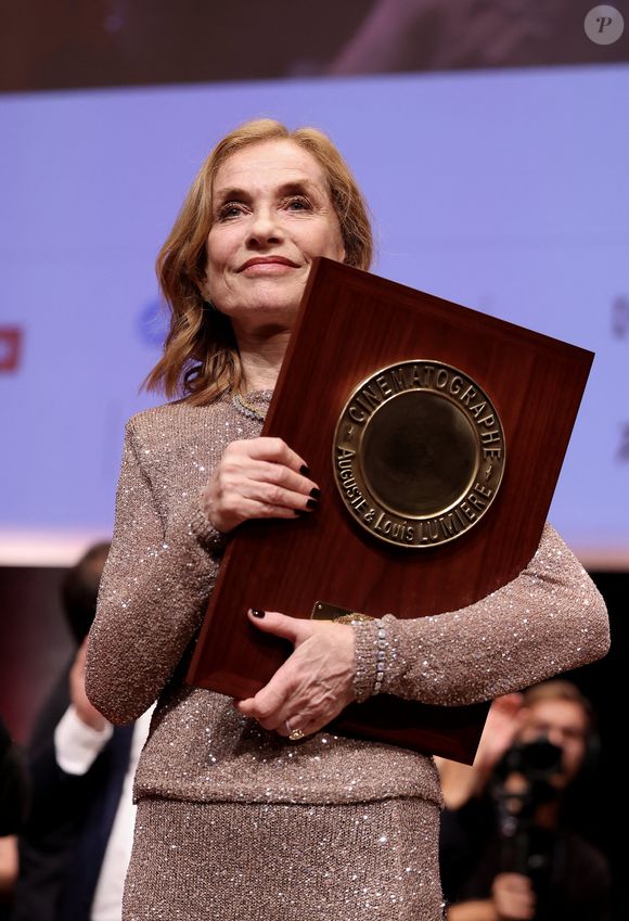 Isabelle Huppert pendant la cérémonie de remise du prix lumière à I.Huppert lors de la 16ème édition du Festival Lumière à l'Amphithéâtre - Centre de Congrès à Lyon, France, le 18 octobre 2024. © Dominique Jacovides/Bestimage