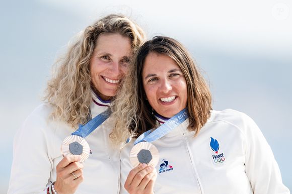 Sarah Steyaert et Charline Picon, de France, célèbrent leur médaille de bronze après avoir participé à la course pour les médailles en skiff féminin - 49er FX lors du 7e jour des Jeux Olympiques de Paris 2024, le 2 août 2024 à Marseille, France.

© Petter Arvidson/Bildbyran via ZUMA Press)
