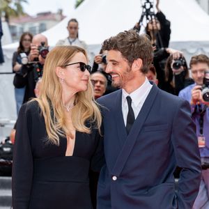 Virginie Efira et son compagnon Niels Schneider - Montée des marches du film " L'inconnue" lors du 79ème Festival International du Film de Cannes, le 18 mai 2026. © Jacovides-Moreau / Bestimage