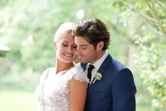Exclusif - Katrina Patchett et Valentin D'Hoore dans les jardins du château - Mariage de Katrina Patchett et Valentin D'Hoore vendredi à 14 h à la mairie de Linselles dans les Hauts-de-France suivi d'une cérémonie civile d'échange d'anneaux, dont le maître de cérémonie était Maxime Dereymez, dans l'orangerie du château du Biez à Pecq en Belgique le 1er septembre 2017. © Philippe Doignon/Bestimage