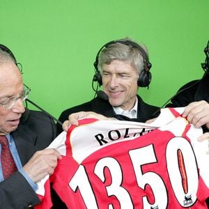 (G-R) Le journaliste de télévision français Thierry Roland, l'entraîneur d'Arsenal Arsène Wenger et le journaliste de télévision Jean-Michel Larque pendant le match amical France-Pologne (0-0) au Stade France à Saint-Denis près de Paris, France, le 17 novembre 2004. C'était le 1350e et dernier match de football commenté par Roland. Photo par Laurent Zabulon/ABACA.