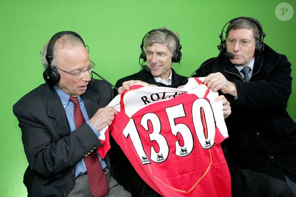 (G-R) Le journaliste de télévision français Thierry Roland, l'entraîneur d'Arsenal Arsène Wenger et le journaliste de télévision Jean-Michel Larque pendant le match amical France-Pologne (0-0) au Stade France à Saint-Denis près de Paris, France, le 17 novembre 2004. C'était le 1350e et dernier match de football commenté par Roland. Photo par Laurent Zabulon/ABACA.