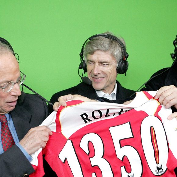 (G-R) Le journaliste de télévision français Thierry Roland, l'entraîneur d'Arsenal Arsène Wenger et le journaliste de télévision Jean-Michel Larque pendant le match amical France-Pologne (0-0) au Stade France à Saint-Denis près de Paris, France, le 17 novembre 2004. C'était le 1350e et dernier match de football commenté par Roland. Photo par Laurent Zabulon/ABACA.