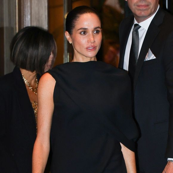 Meghan Markle (duchesse de Sussex), la duchesse de Sussex, a été aperçue quittant l'Hôtel Plaza Athénée à Paris, superbe dans une élégante robe noire alors qu'elle se dirigeait vers l'after-party Balenciaga pendant la Fashion Week de Paris. © Backgrid USA / Bestimage