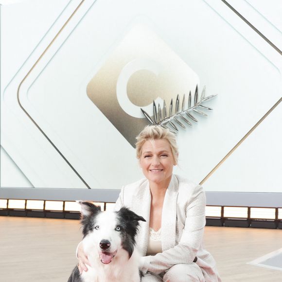 Exclusif - Anne-Elisabeth Lemoine et le chien Messi sur le plateau de l'émisson "C à vous" lors du 77ème Festival International du Film de Cannes le 15 mai 2024. © Jack Tribeca / Bestimage