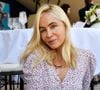 Cette réunion virtuelle prend d’autant plus de sens que l’actrice se trouve actuellement loin de Paris.

Exclusif - Emmanuelle Béart dans l’espace VIP “le Pavillon Eiffel,” lors de la 12ème édition Longines Paris Eiffel Jumping au pied de la Tour Eiffel sur le Champ-de-Mars à Paris, France le 20 juin 2026
© Perusseau / Veeren / Bestimage