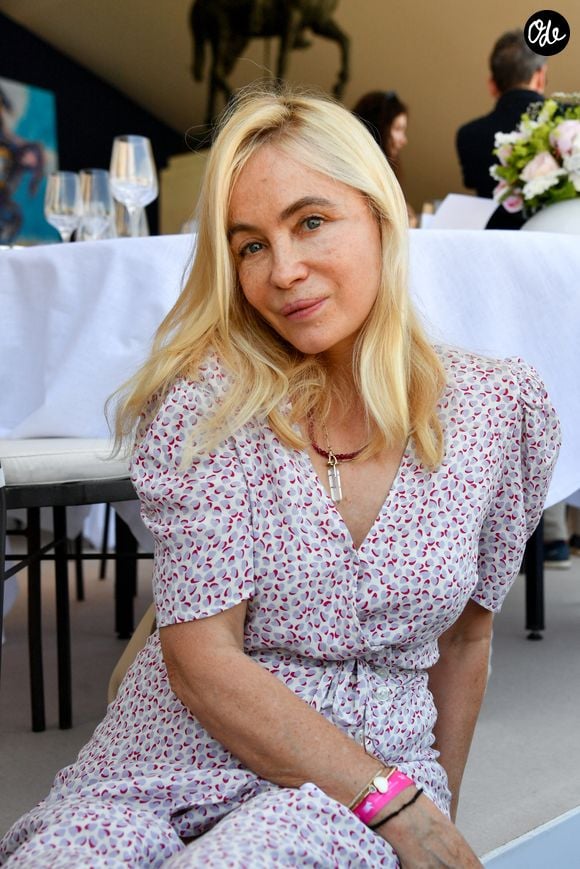 Cette réunion virtuelle prend d’autant plus de sens que l’actrice se trouve actuellement loin de Paris.

Exclusif - Emmanuelle Béart dans l’espace VIP “le Pavillon Eiffel,” lors de la 12ème édition Longines Paris Eiffel Jumping au pied de la Tour Eiffel sur le Champ-de-Mars à Paris, France le 20 juin 2026
© Perusseau / Veeren / Bestimage