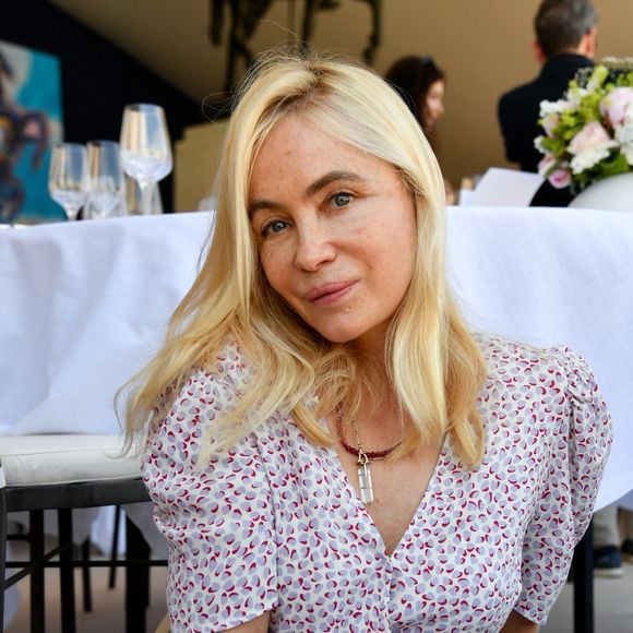 Cette réunion virtuelle prend d’autant plus de sens que l’actrice se trouve actuellement loin de Paris.

Exclusif - Emmanuelle Béart dans l’espace VIP “le Pavillon Eiffel,” lors de la 12ème édition Longines Paris Eiffel Jumping au pied de la Tour Eiffel sur le Champ-de-Mars à Paris, France le 20 juin 2026
© Perusseau / Veeren / Bestimage