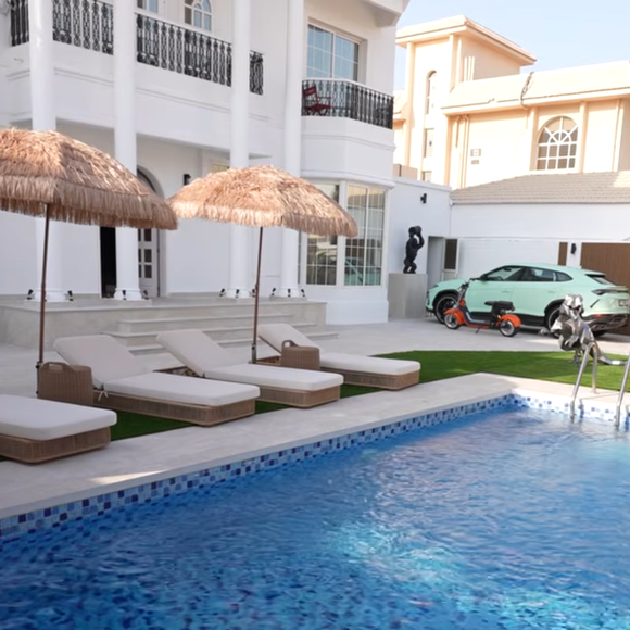 La demeure comprend un extérieur style "Los Angeles" avec piscine et une décoration inspirée de Bali.

"Home tour" de Thibault Garcia sur YouTube