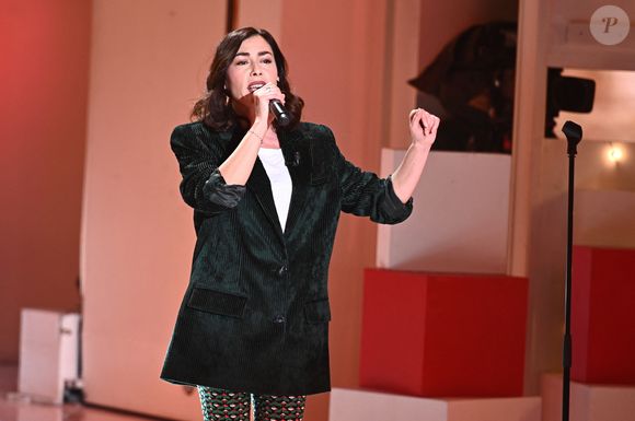 "Je rougis très facilement, on peut voir sur mon visage à la seconde si j’aime bien quelqu’un ou si ce n’est pas du tout le cas. Et je ne sais pas mentir."

Exclusif - Olivia Ruiz - Enregistrement de l'émission "Vivement Dimanche" au Studio Gabriel à Paris, présentée par M.Drucker et diffusée le 3 mars sur France 3
© Guillaume Gaffiot / Bestimage