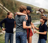 Kate pose avec ses trois enfants : George, 12 ans, Charlotte, 11 ans, et le petit Louis, 8 ans, agrippé à son bras. 

Le dimanche 5 juillet, la princesse de Galles a partagé des photos de son époux, le prince William, et de leurs trois enfants, le prince George, 12 ans, la princesse Charlotte, 11 ans, et le prince Louis, 8 ans, venus la soutenir, ainsi que de ses parents, Carole et Michael Middleton, et de son frère, James Middleton. - Instagram