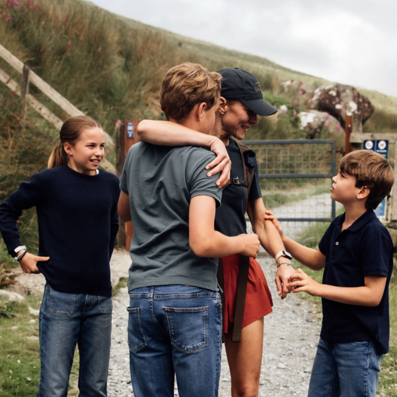 Kate pose avec ses trois enfants : George, 12 ans, Charlotte, 11 ans, et le petit Louis, 8 ans, agrippé à son bras. 

Le dimanche 5 juillet, la princesse de Galles a partagé des photos de son époux, le prince William, et de leurs trois enfants, le prince George, 12 ans, la princesse Charlotte, 11 ans, et le prince Louis, 8 ans, venus la soutenir, ainsi que de ses parents, Carole et Michael Middleton, et de son frère, James Middleton. - Instagram