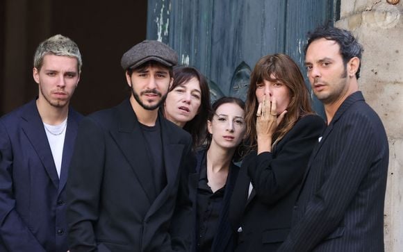 Marlowe (fils de Lou Doillon), Ben Attal, Charlotte Gainsbourg, Alice Attal, Lou Doillon, Roman de Kermadec (fils de Kate Barry) - Arrivées des célébrités aux obsèques de Jane Birkin en l'église Saint-Roch à Paris. Le 24 juillet 2023
© Jacovides-KD Niko / Bestimage