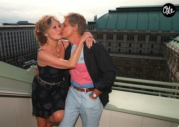Brigitte Bardot, avec son mari Bernard d'Ormale, est à Vienne pour manifester contre Hermann Nitsch le 31 juillet 1998. 
Action Press / Bestimage