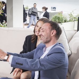 Exclusif - L'actrice américaine Natalie Portman et le journaliste culturel Augustin Trapenard lors de l'émission Brut Officiel au 76ème Festival de Cannes, France, le 20 mai 2023. © Jack Tribeca/Bestimage