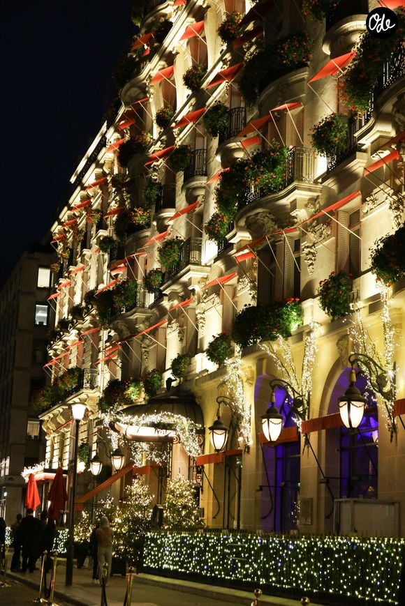 L'hôtel Plaza Athénée - Illuminations de Noël 2024 de l'Avenue Montaigne à Paris le 20 novembre 2024. © Coadic Guirec/Bestimage