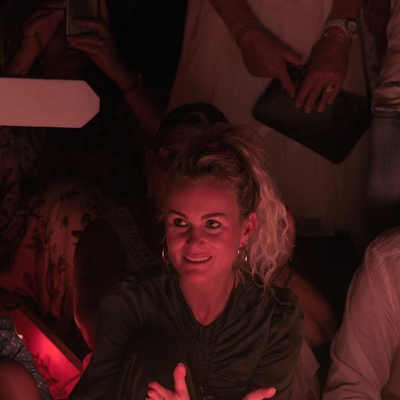 Pour le deuxième anniversaire de la mort de Johnny, Laeticia Hallyday et ses filles Jade et Joy se recueillent sur sa tombe au cimetière de Lorient à Saint-Barthélémy  le 5 décembre 2019. (Agence / Bestimage).