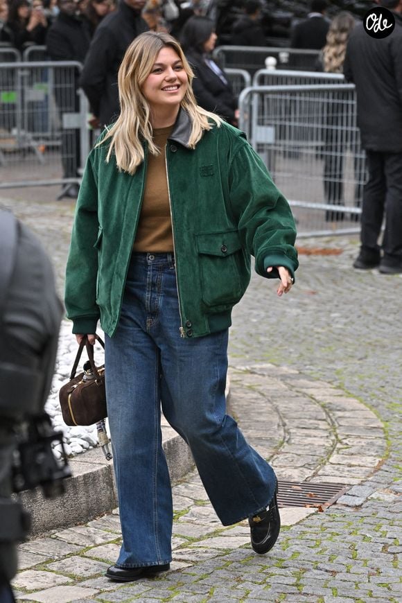 Louane à son arrivée au défilé Miu Miu lors de la Fashion Week de Paris, à Paris, en France, le 6 octobre 2025. Photo : Julien Reynaud/APS-Medias/ABACAPRESS.COM