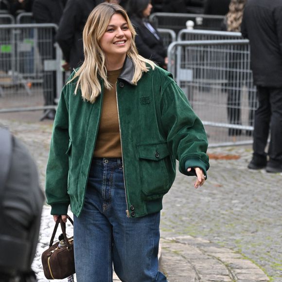Louane à son arrivée au défilé Miu Miu lors de la Fashion Week de Paris, à Paris, en France, le 6 octobre 2025. Photo : Julien Reynaud/APS-Medias/ABACAPRESS.COM