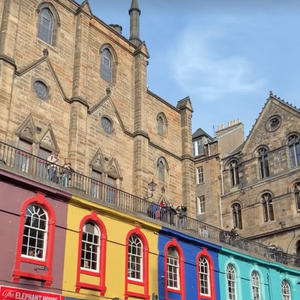 Iris Mittenaere s’est aussi rendue dans une rue qui aurait inspiré le chemin de traverse de Harry Potter.

Capture Instagram - Iris Mittenaere