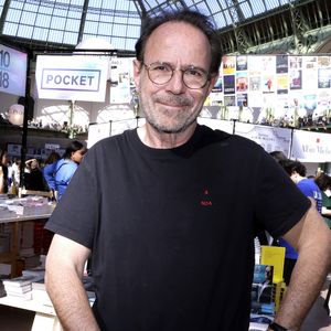 À l'intérieur, l'ambiance est cosy et personnelle. Les étagères croulent sous les livres et les objets chinés au fil de ses tournées mondiales. 

Marc Levy - Festival du Livre de Paris 2025 au Grand Palais à Paris le 11 avril 2025.

© Cédric Perrin / Bestimage