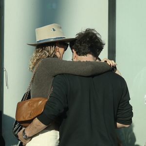 Exclusif - Prix Spécial - No web - Laeticia Hallyday est allée déjeuner avec son nouveau compagnon Frédéric et ses filles Jade et Joy à Venice le 17 janvier 2025.
Laeticia reprend peu à peu ses marques et ses habitudes depuis son retour à Los Angeles, notamment grâce à Frédéric, qui l'aide à surmonter les épreuves de ce début d'année 2025. En effet, le couple a rejoint Jade et Joy en milieu d’après-midi Venice, CA  pour un déjeuner tardif chez Gjelina, un restaurant branché au style minimaliste que Laeticia avait l'habitude de fréquenter.
Tout en cherchant à reprendre un rythme de vie normal pour apaiser le stress qui pèse sur ses filles quant à leur avenir, on peut voir Laeticia réconforter Joy. Pendant ce temps, Frédéric esquisse ici et là quelques sourires en compagnie de Laeticia, qui ne manque pas de le prendre dans ses bras pour se réconforter. 
--- Pour infos voir vendeurs ---