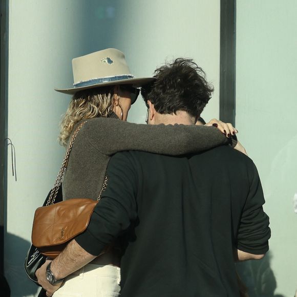 Exclusif - Prix Spécial - No web - Laeticia Hallyday est allée déjeuner avec son nouveau compagnon Frédéric et ses filles Jade et Joy à Venice le 17 janvier 2025.
Laeticia reprend peu à peu ses marques et ses habitudes depuis son retour à Los Angeles, notamment grâce à Frédéric, qui l'aide à surmonter les épreuves de ce début d'année 2025. En effet, le couple a rejoint Jade et Joy en milieu d’après-midi Venice, CA  pour un déjeuner tardif chez Gjelina, un restaurant branché au style minimaliste que Laeticia avait l'habitude de fréquenter.
Tout en cherchant à reprendre un rythme de vie normal pour apaiser le stress qui pèse sur ses filles quant à leur avenir, on peut voir Laeticia réconforter Joy. Pendant ce temps, Frédéric esquisse ici et là quelques sourires en compagnie de Laeticia, qui ne manque pas de le prendre dans ses bras pour se réconforter. 
--- Pour infos voir vendeurs ---